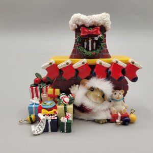 Charming Tails Stocking Up For Santa Figurine Christmas 87/171